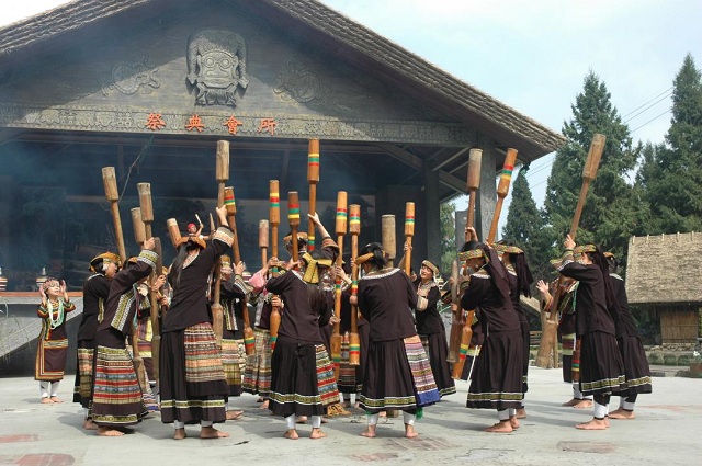 Ghé thăm làng văn hóa Cửu tộc